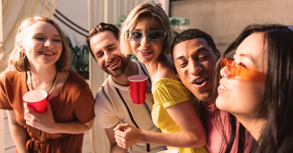 Vrienden drinken lachen avond leuke vragen om te stellen aan vrienden